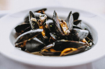 Steamed River Fowey mussels with Burrow Hill cider and hedgerow garlic